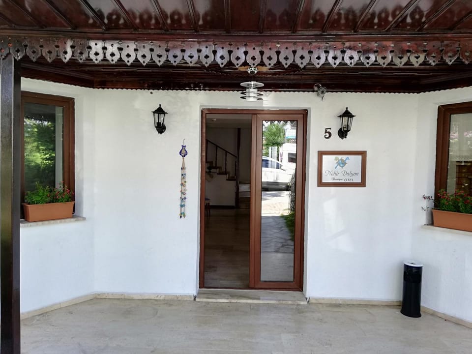Facade/entrance
