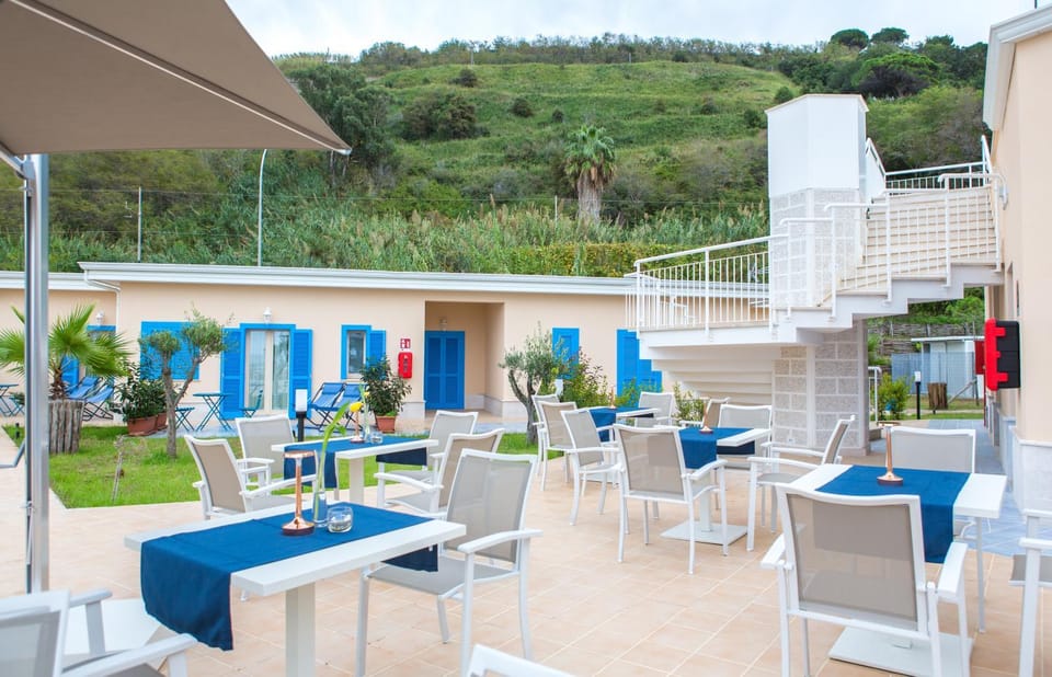 Restaurant/places to eat, Lounge or bar