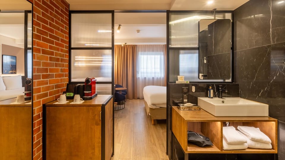 Bed, Bathroom, Coffee/tea facilities, Bedroom