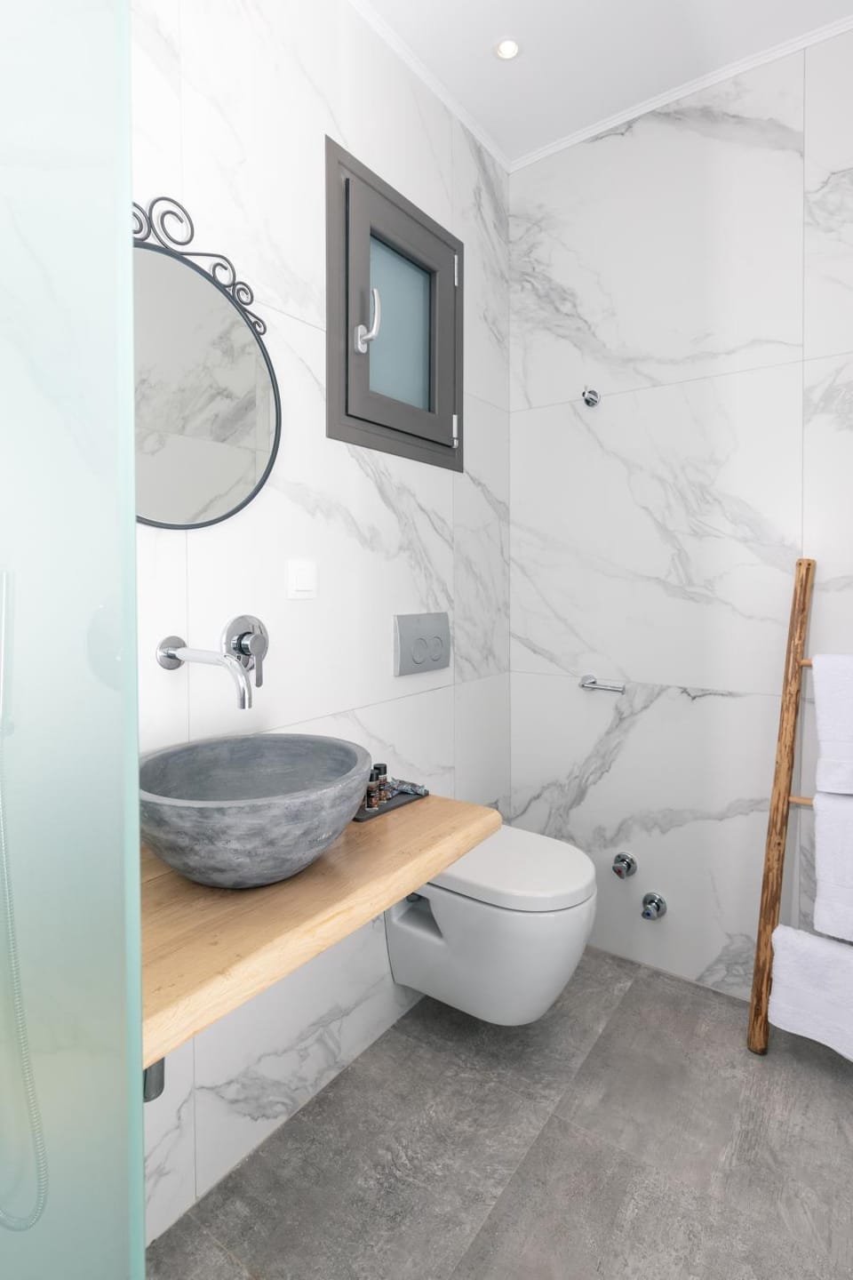 Shower, Toilet, Bathroom, Decorative detail, Area and facilities