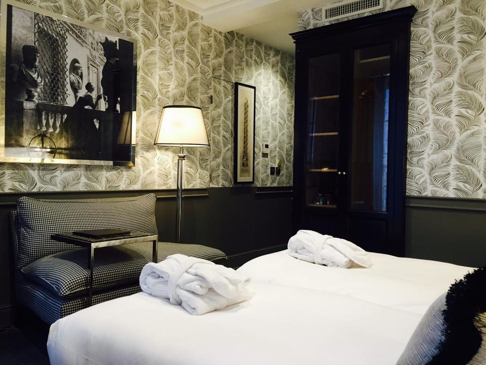 Bed, towels
