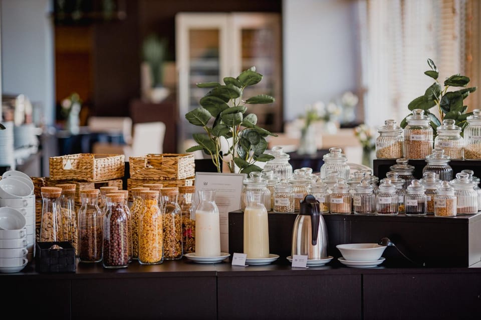 Restaurant/places to eat, Breakfast, Breakfast, Continental breakfast, Continental breakfast, Buffet breakfast, Buffet breakfast