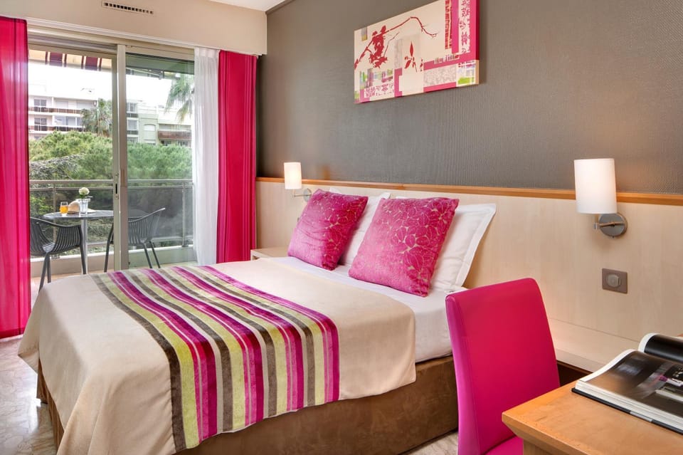 The Originals Boutique, Hôtel Les Strélitzias Hotel in Antibes