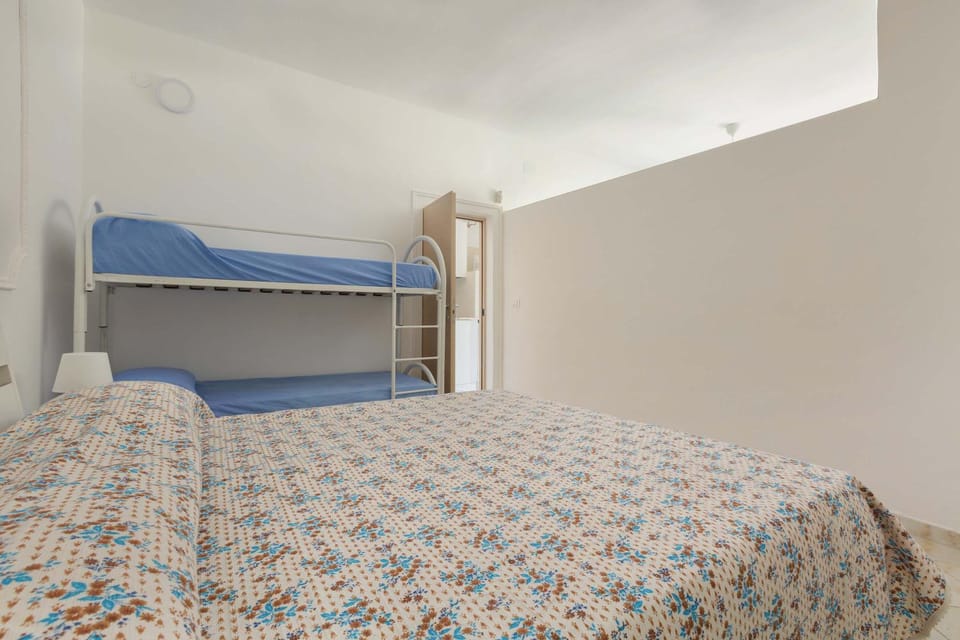 Bedroom, bunk bed