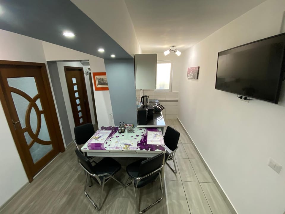 Communal lounge/ TV room, TV and multimedia, Dining area