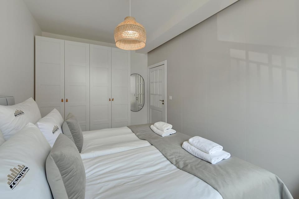 Photo of the whole room, Bedroom, wardrobe