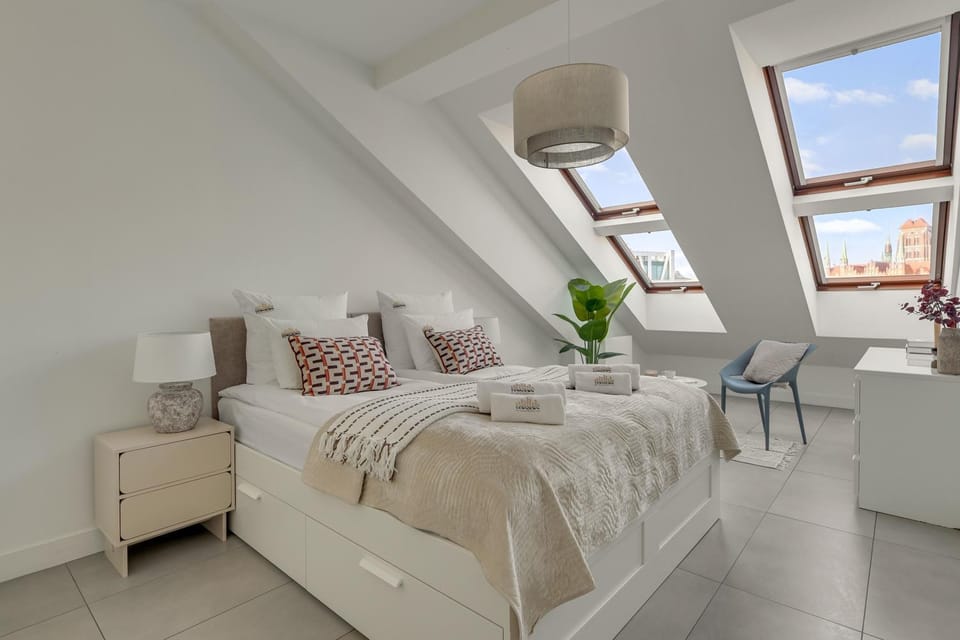 Bed, Photo of the whole room, Seating area, Bedroom, towels