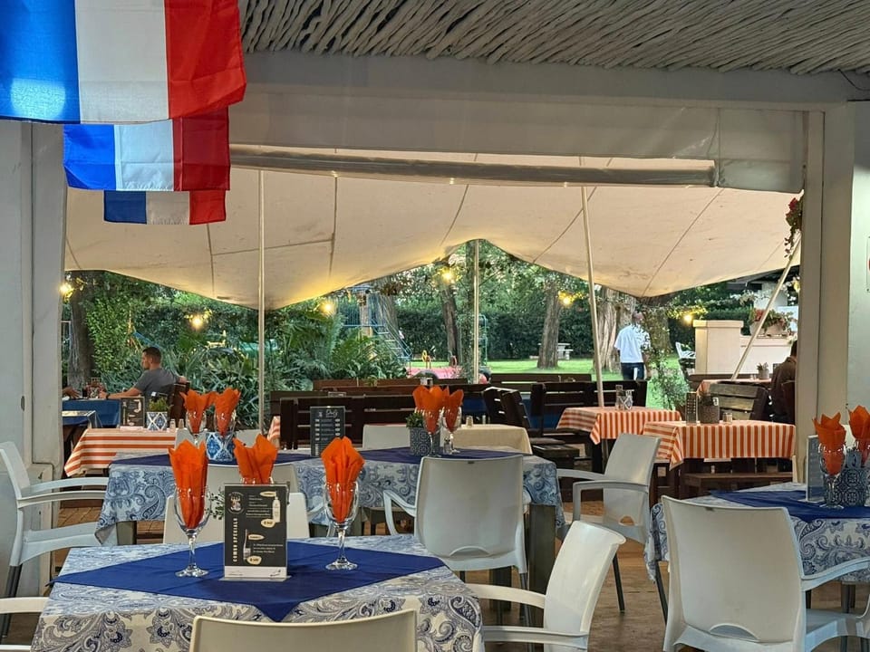 Restaurant/places to eat, Restaurant/places to eat, Garden
