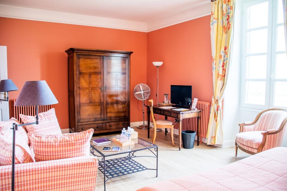 Communal lounge/ TV room, Bed, TV and multimedia, Seating area, Bedroom, wardrobe