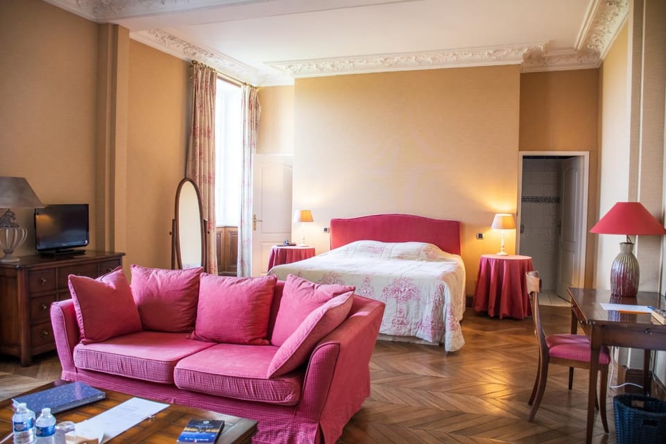 Bed, TV and multimedia, Living room, Photo of the whole room, Seating area, Bedroom, Breakfast