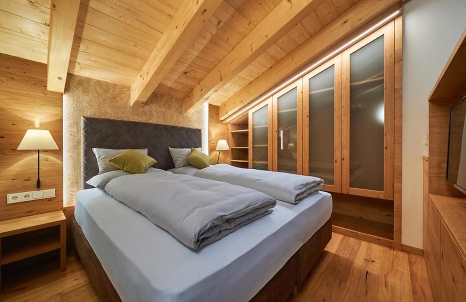 Photo of the whole room, Bedroom, wardrobe