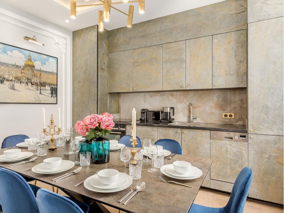 Coffee/tea facilities, Kitchen or kitchenette, Living room, Dining area, stove