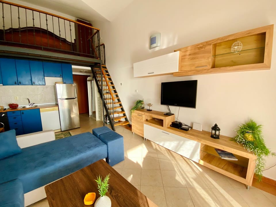 Communal lounge/ TV room, TV and multimedia, Living room, Seating area