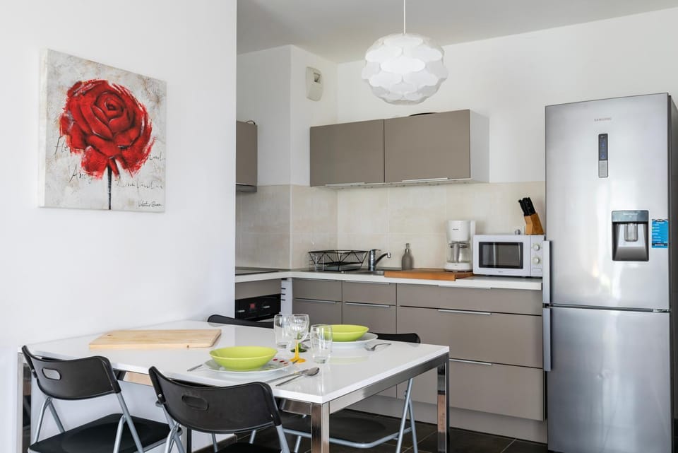 Kitchen or kitchenette, Dining area