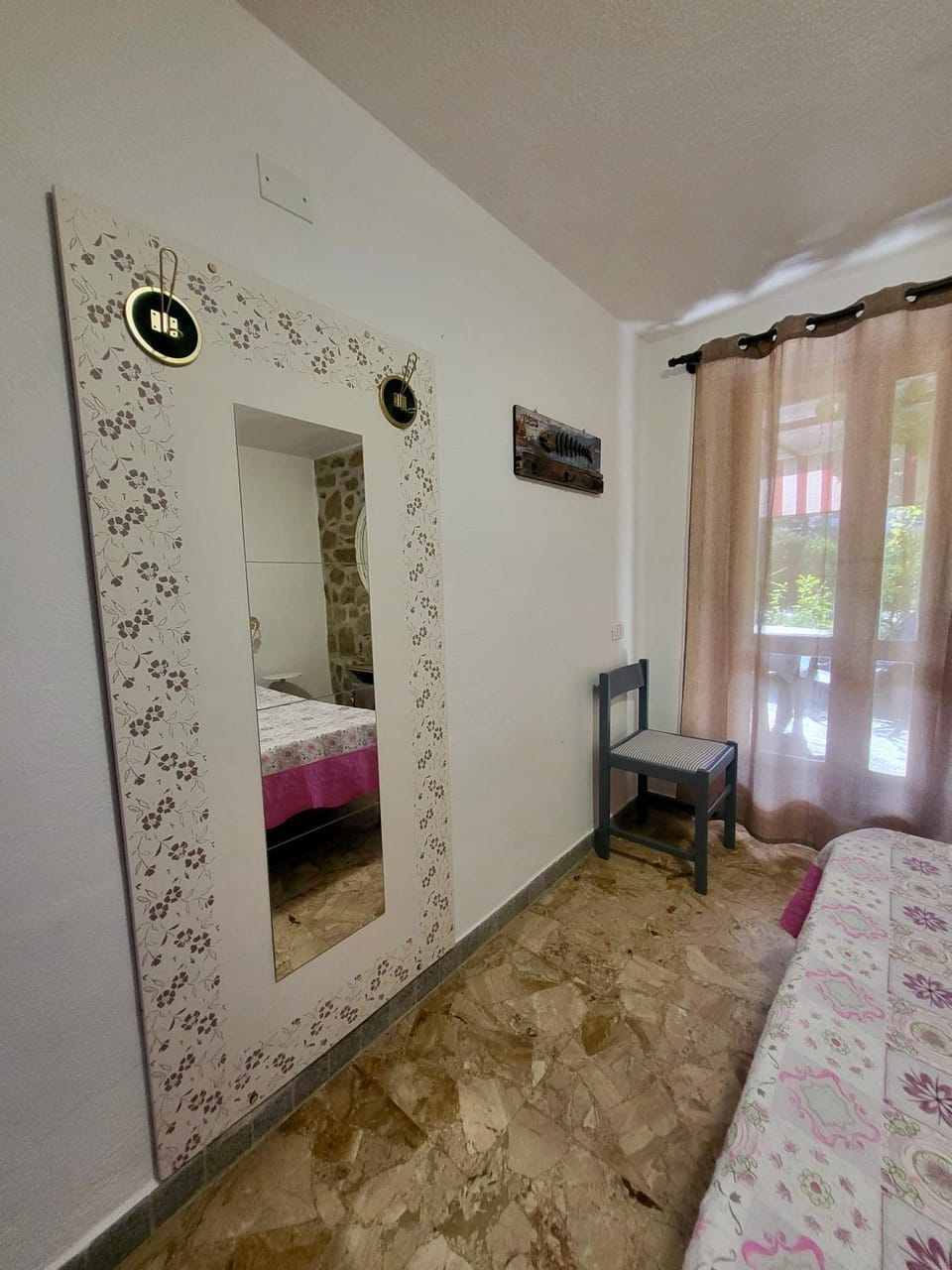 Photo of the whole room, Bedroom, air conditioner