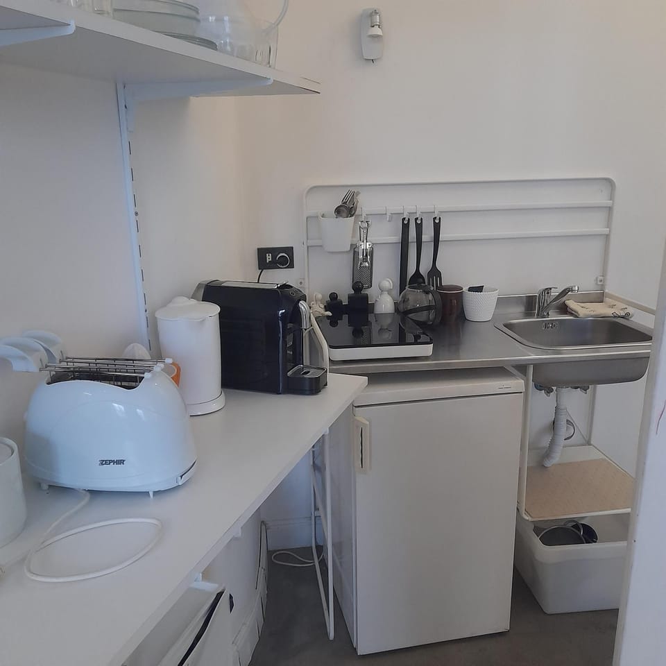 Coffee/tea facilities, Kitchen or kitchenette, stove, toaster