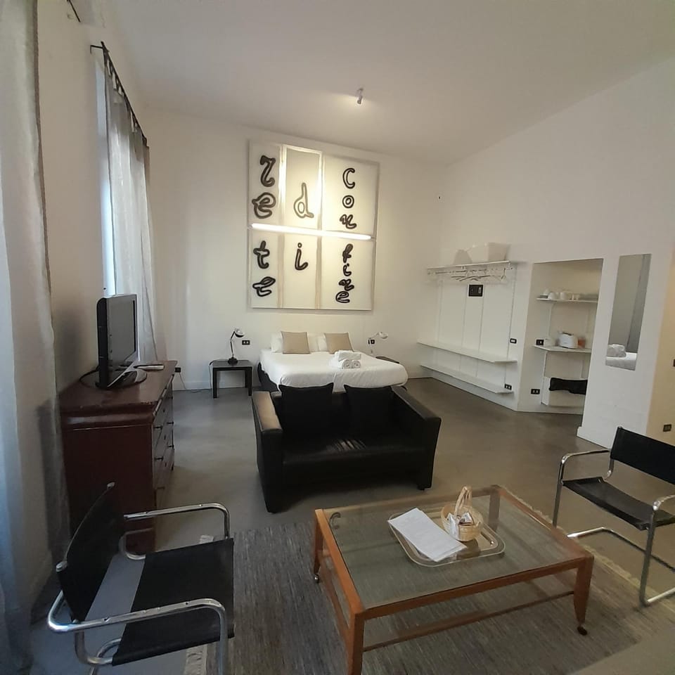 Bed, Living room, Bedroom, hair dresser