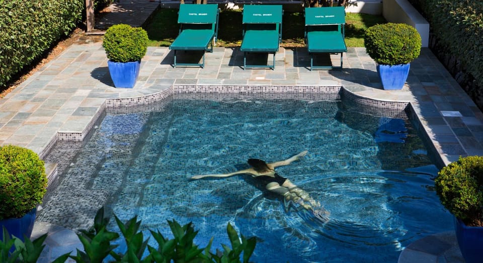 Swimming pool, sunbed