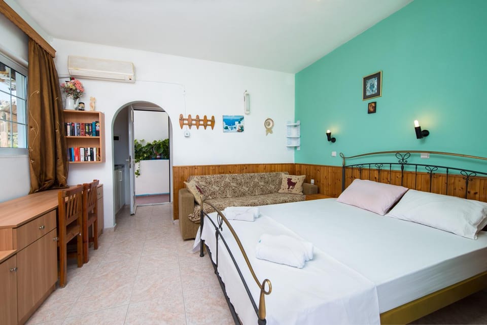 Bed, Photo of the whole room, Decorative detail, Bedroom, Family