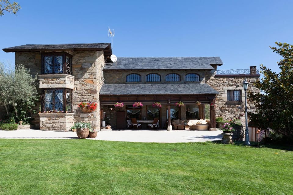 Property building, Garden, Garden, Balcony/Terrace