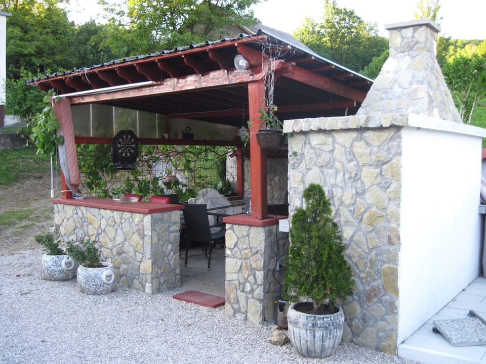 Patio, BBQ facilities