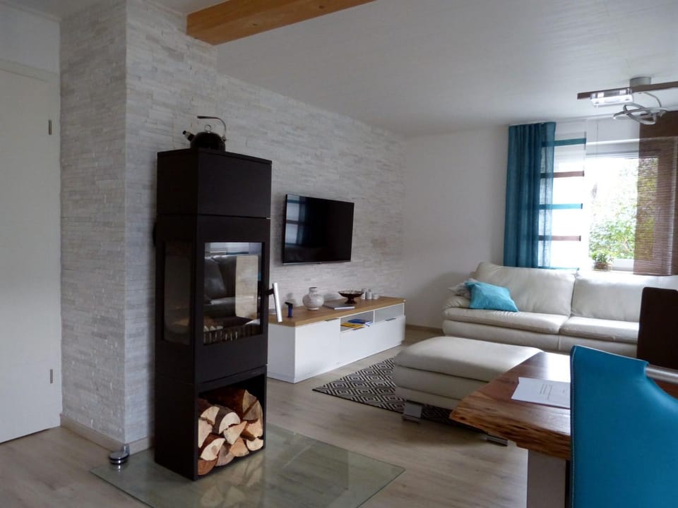 TV and multimedia, Living room, Seating area, fireplace