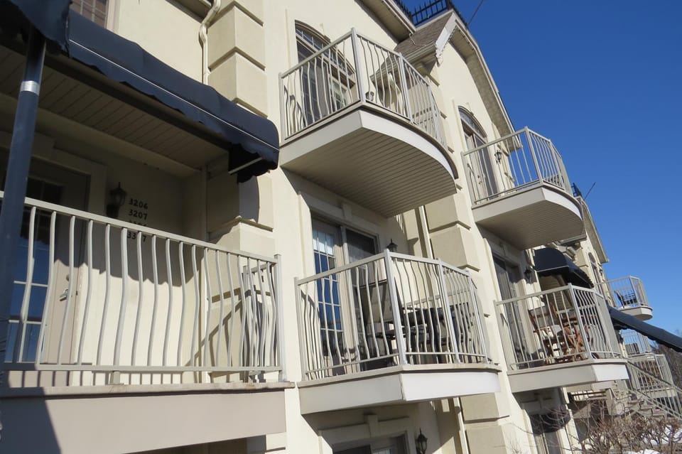 Property building, Facade/entrance, Balcony/Terrace