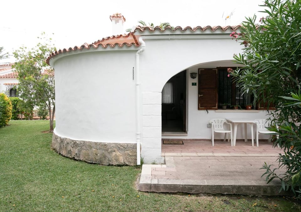 Property building, Patio, Facade/entrance, Neighbourhood, Garden, children, young children, older children, Family