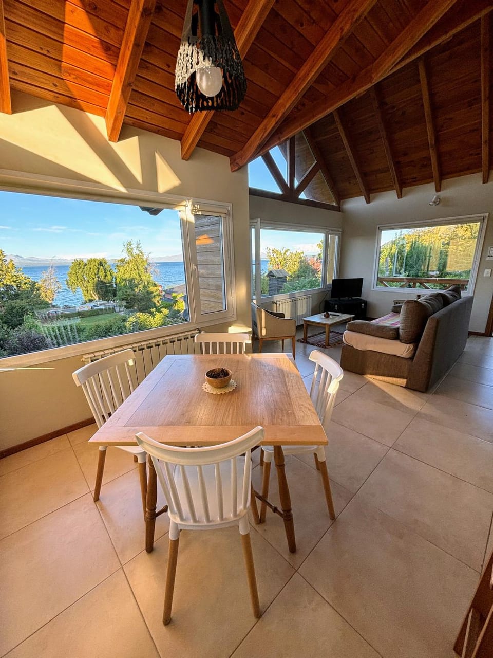 Photo of the whole room, Lake view