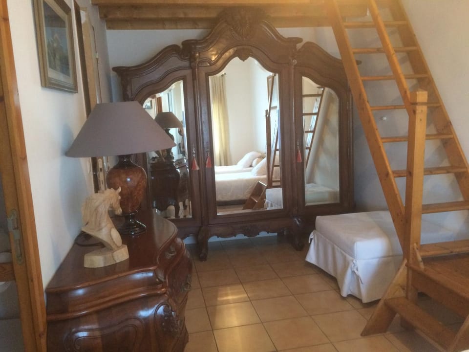 Photo of the whole room, Decorative detail