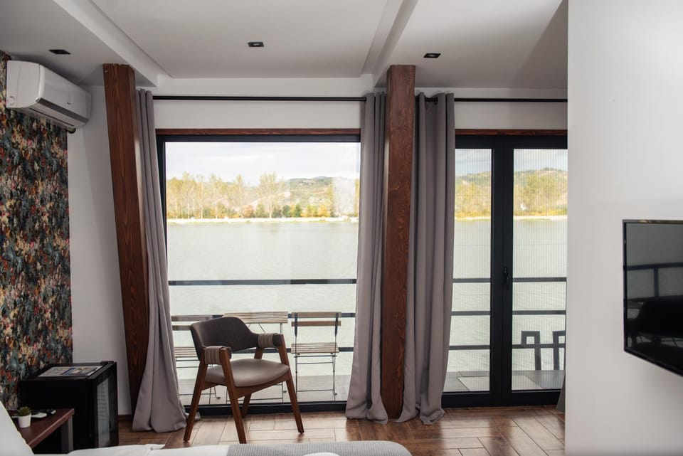 View (from property/room), Balcony/Terrace, Seating area, River view