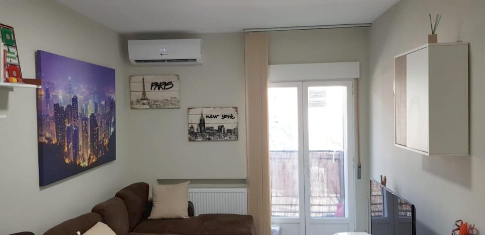 Photo of the whole room, internet, air conditioner