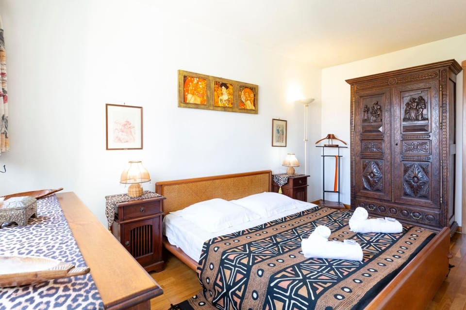 Photo of the whole room, Bedroom