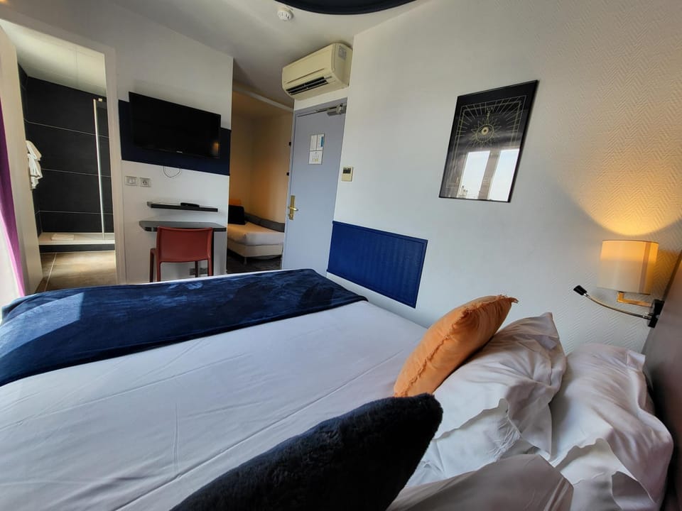 Shower, Bed, Bathroom, Photo of the whole room