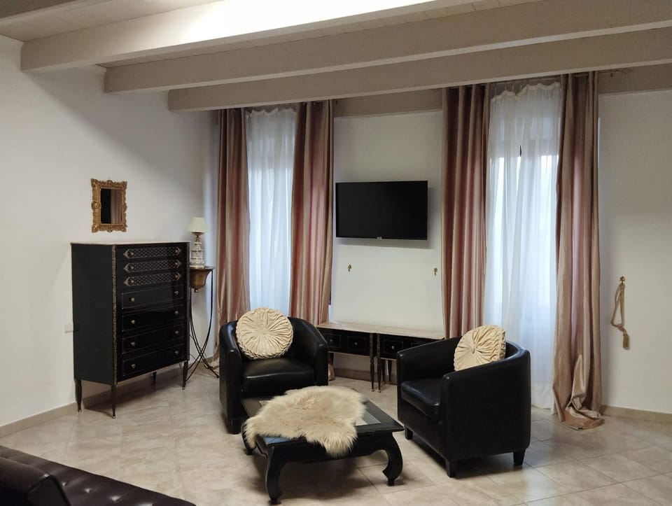 TV and multimedia, Seating area, Bedroom