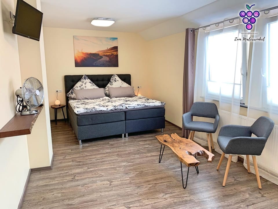 Bed, TV and multimedia, Seating area, Bedroom, Inner courtyard view