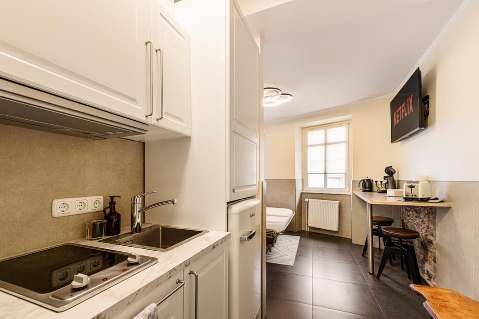 TV and multimedia, Coffee/tea facilities, Kitchen or kitchenette, Dining area, stove, toaster