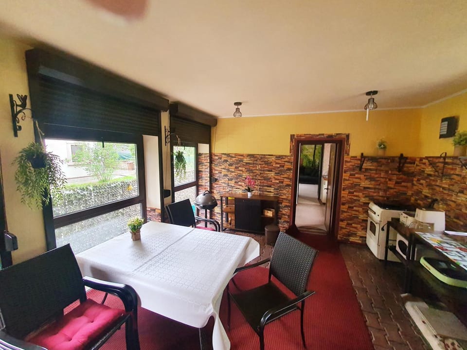 Seating area, Dining area