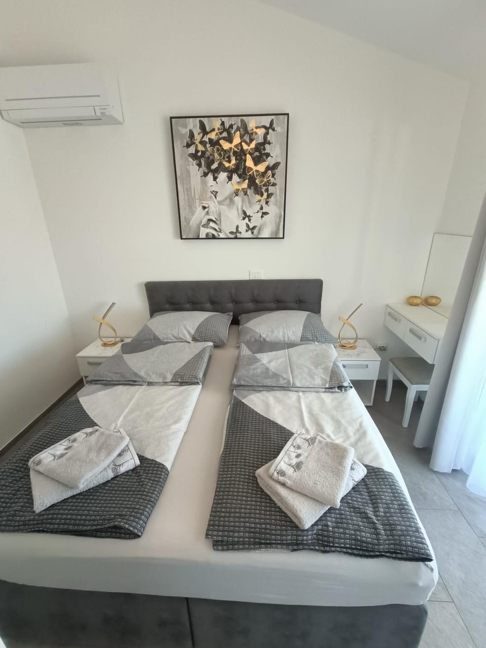 Bed, Photo of the whole room, Bedroom, air conditioner
