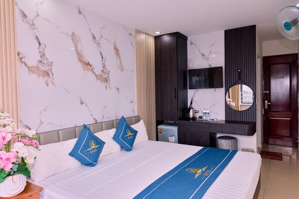 Bed, TV and multimedia, Living room, Photo of the whole room, Seating area, Dining area, Bedroom, wardrobe