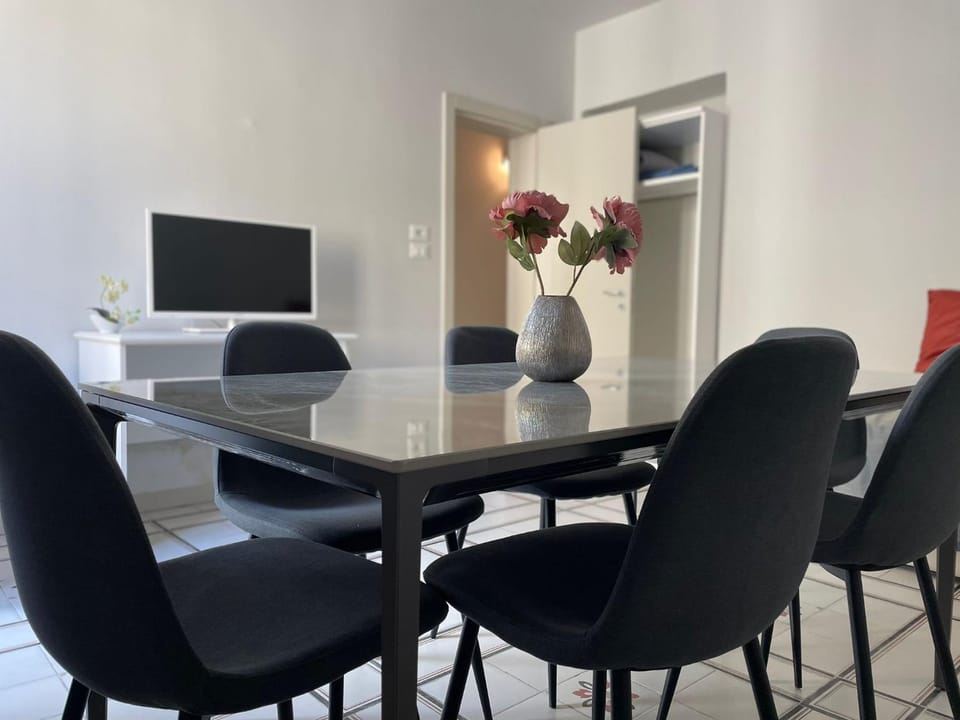 Communal lounge/ TV room, TV and multimedia, Living room, Seating area, Dining area