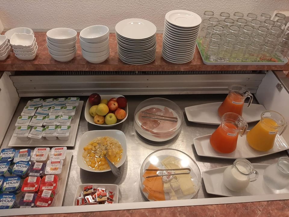 Continental breakfast, Buffet breakfast