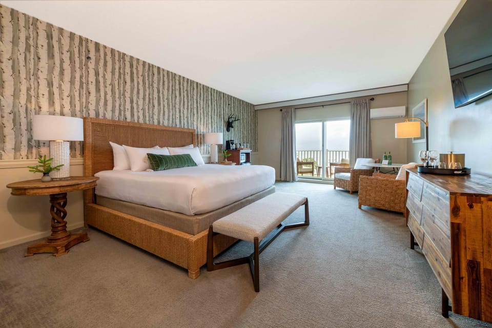 Bed, TV and multimedia, Photo of the whole room, Seating area, Bedroom