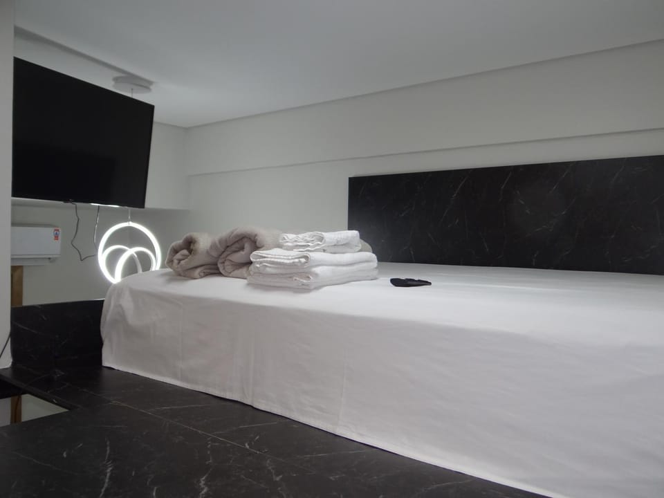 Bed, TV and multimedia, Bedroom