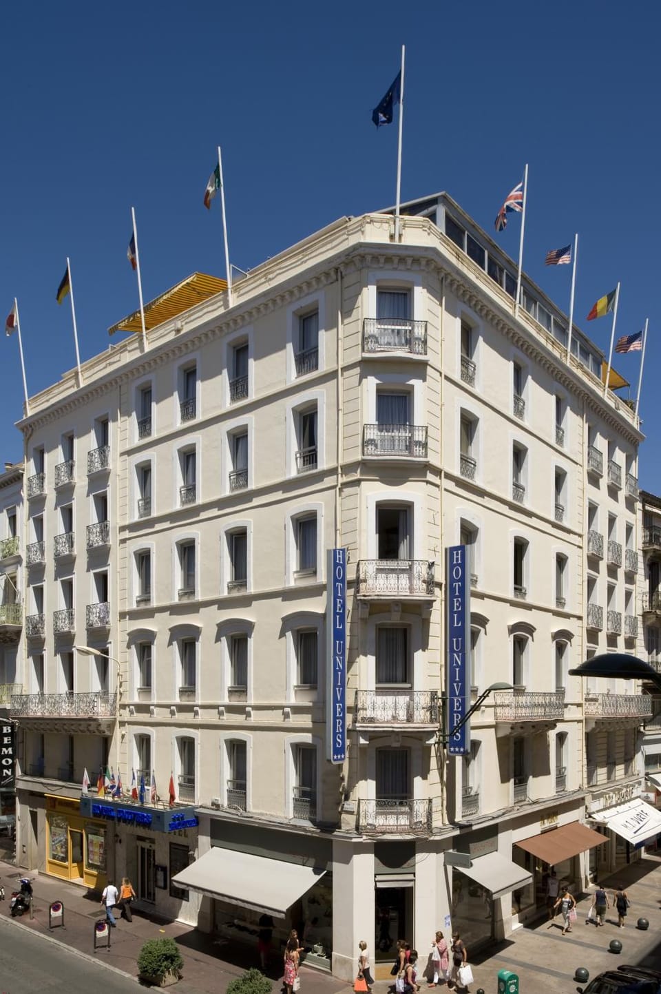 Property building, Facade/entrance, Day, City view, Location