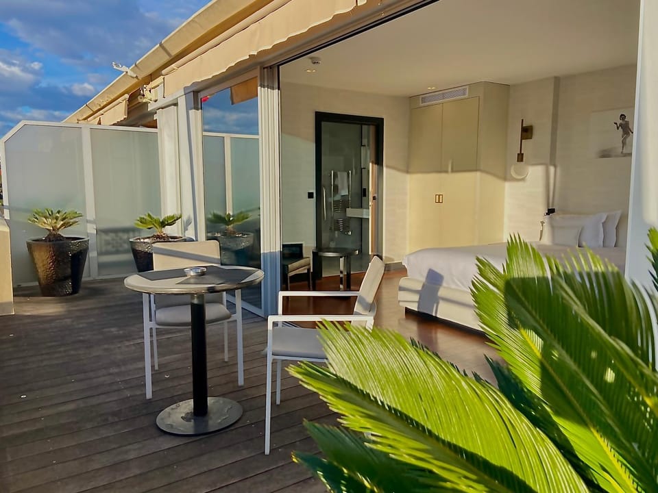 Property building, Balcony/Terrace, City view, Sea view