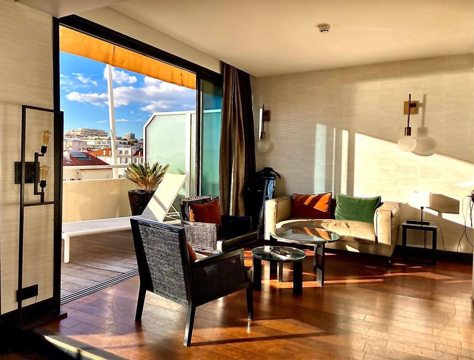 Balcony/Terrace, Living room, Seating area, City view, Sea view