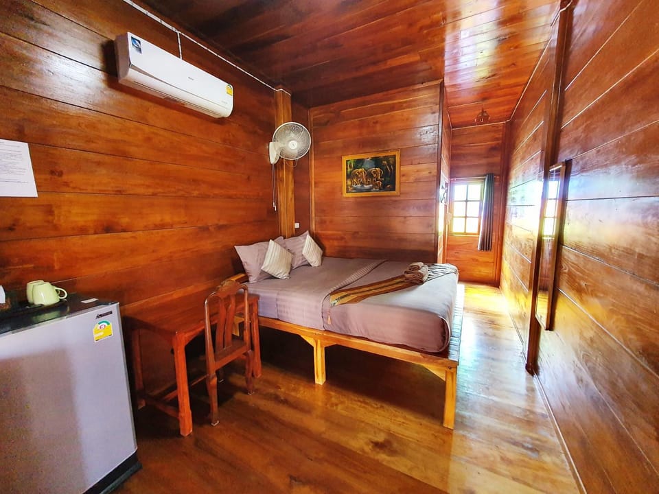Photo of the whole room, Bedroom, fireplace, heating, air conditioner