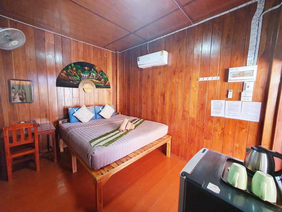 View (from property/room), Photo of the whole room, fireplace, heating, air conditioner