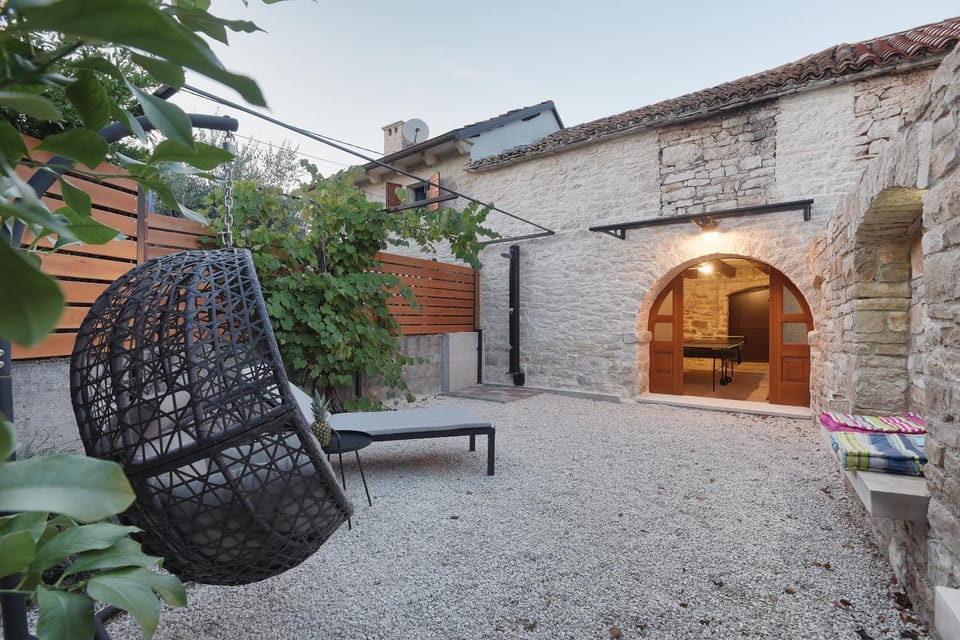 Property building, Patio, Day, Garden, Garden view, Landmark view
